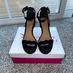 Chinese Laundry Black Women's Kitten Heel Sandals